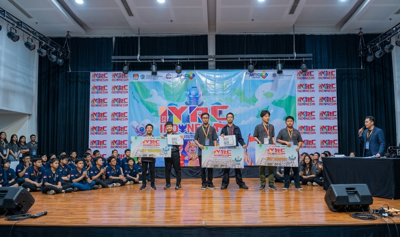 Siswa pemenang kompetisi robotik memegang piagam