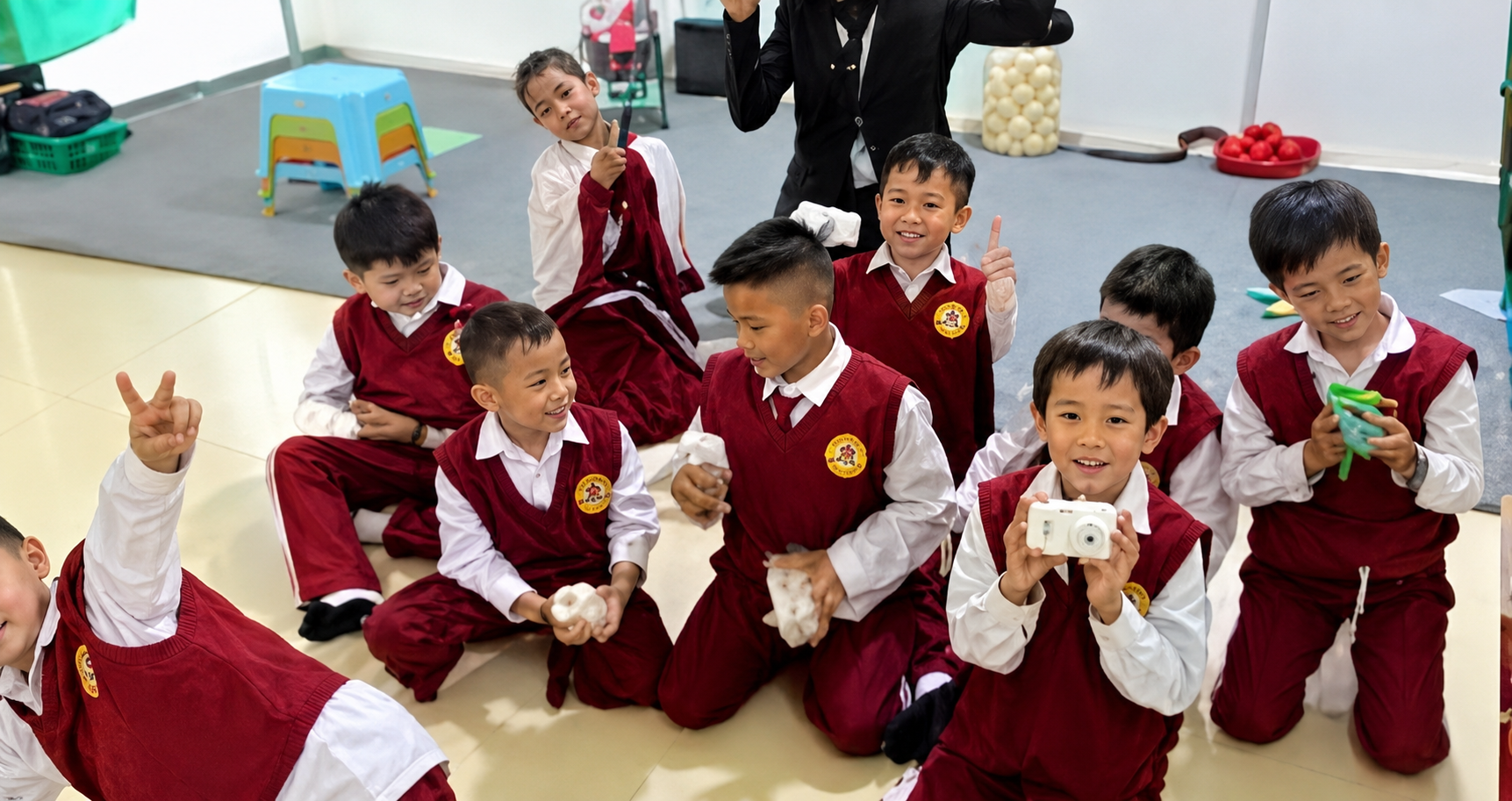 Siswa berseragam mengikuti kelas robotik